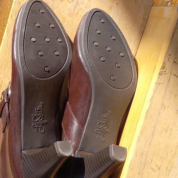 Brown vegan leather ankle booty with rubber soles - Picture 4 of 6